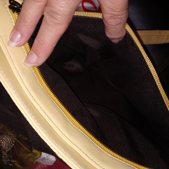 Vintage Anne Klein Retro Pale Yellow Leather Satchel Crossbody/Shoulder bag - Picture 8 of 10